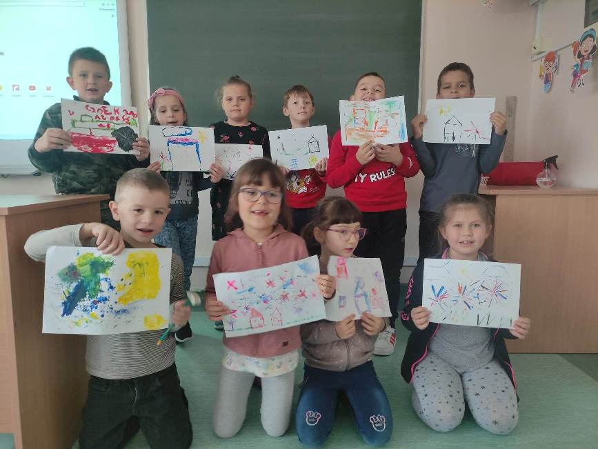 Uczniowie z wykonanymi pracami