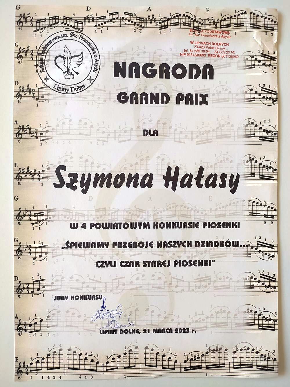 Szymon z dyplomem i nagrodą