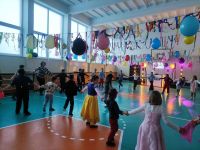 Uczniowie bawiący się na balu andrzejkowym