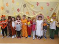 Przedszkolaki w kolorowych przebraniach