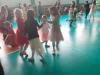 Dzieci podczas zabawy choinkowej