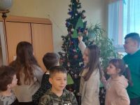 Uczniowie ozdabiają choinkę