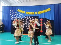 Dzieci tańczą w strojach ludowych