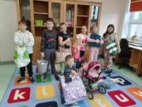 Uczniowie z zamiennikami plecaków