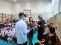 Uczniowie wręczają upominki nauczycielom