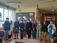 Uczniowie biorący udział w obchodach Dnia Ziemi