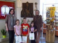 Opiekunowie z nagrodzonymi dziećmi