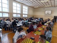 Zawodnicy przy szachownicach