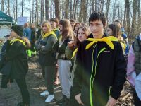 Uczniowie podczas sadzenia lasu