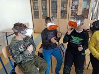 Uczniowie w okularach VR
