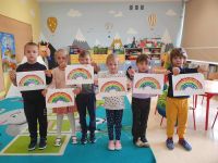 Uczniowie z wykonanymi pracami