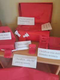 Magiczne drzewo. Czerwone krzesło