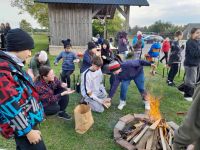 Wolontariusze przy ognisku