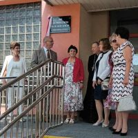 Zaproszeni goście przy tablicy pamięci