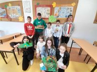 Uczniowie z wykonanymi makietami