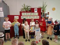 Uczniowie nw strojach postaci z bajek