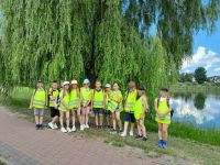 Zdjęcie grupowe - uczniowie biorący udział w rajdzie