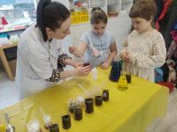 Dzieci przy stole laboratoryjnym