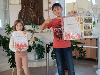 Nagrodzeni uczniowie z dyplomami