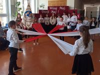 Uczniowie z biało-czerwonymi szarfami