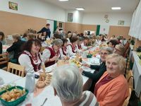 Uczestnicy spotkania przy stołach