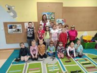 Zdjęcie grupowe: Przedszkolaki z panią dietetyk