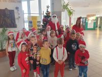 Dzieci ze Świętym Mikołajem