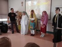 Uczniowie w stojach z Egiptu