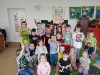 Pan Łukasz Pakuła z przedszkolakami