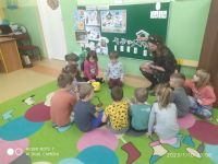 Dzieci podczas zajęć z psychologiem szkolnym