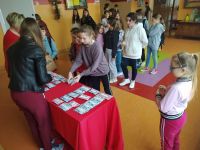 Uczniowie przy poczcie walentynkowej