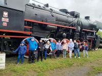 Dzieci przy parowozie