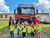 Przedszkolaki przy wozie strażackim