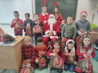 Zdjęcie grupowe dzieci ze Świętym Mikołajem