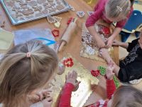 Dzieci przgotowują pierniki